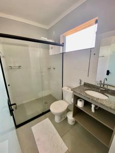 Hotel Smart في موغي ميريم: حمام مع دش ومرحاض ومغسلة