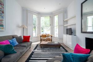 sala de estar con sofá y mesa en Elegant Apartment near Portobello Road Market, en Londres
