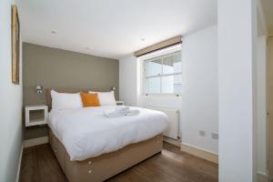 Un dormitorio con una cama grande y una ventana en Elegant Apartment near Portobello Road Market, en Londres
