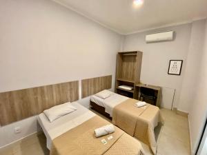Hotel Smart في موغي ميريم: غرفة صغيرة بسريرين وموقد