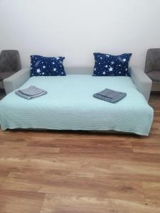 ein Bett mit zwei Kissen darüber in der Unterkunft BLISS HOUSE UNIRII in Oradea