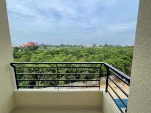 uma vista a partir da varanda de um edifício em ACHYUTAM HOMES em Lucknow