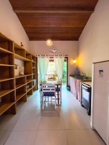 une cuisine avec une table et une salle à manger dans l'établissement Barra Quintal Apto 04, à Barra Grande