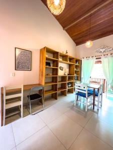 - une salle à manger avec une table, une table et des chaises dans l'établissement Barra Quintal Apto 04, à Barra Grande