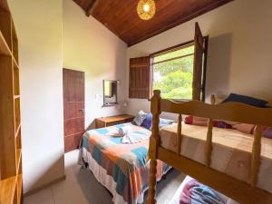 a bedroom with two beds and a window at Barra Quintal Apartamento 04 in Barra Grande