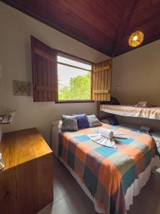 - une chambre avec un lit et une fenêtre dans l'établissement Barra Quintal Apto 04, à Barra Grande