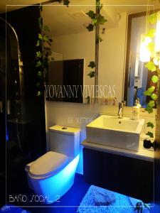 ein Badezimmer mit einem weißen WC und einem Waschbecken in der Unterkunft 9/905 Apto moderno, vista increíble! ¡Descúbrelo! in Girardot