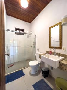 La salle de bains est pourvue d'un lavabo, d'une douche et de toilettes. dans l'établissement Barra Quintal Apto 04, à Barra Grande