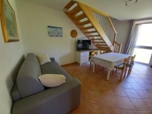 uma sala de estar com um sofá e uma mesa em Appartamenti Penasa Renato em Commezzadura
