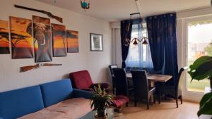 een woonkamer met een blauwe bank en een tafel bij 3 raum Ferienwohnung am Dresden Hauptbahnhof in Dresden