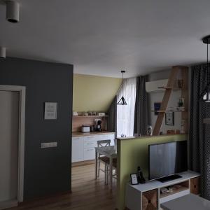 uma sala de estar com televisão e uma cozinha em AirLuxApartament em Burgas