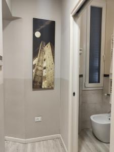 baño con una foto de la torre Eiffel en Casa Angelica, en Bolonia 10 fotos más