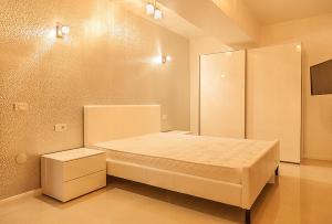 
Un pat sau paturi într-o cameră la Apartment Mirage 44
