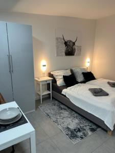 1 dormitorio con 1 cama con cabeza de toro en la pared en Ferienwohnung Domspatz mit Klimaanlage, en Magdeburgo