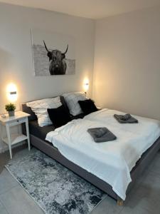 Ferienwohnung Domspatz mit Klimaanlage في ماغدبورغ: غرفة نوم مع سرير وعلى رأس ثور على الحائط