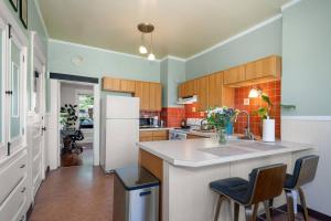 Kuchyň nebo kuchyňský kout v ubytování 2BR 1BA Small Town Feel Pets Allowed