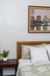 Postel nebo postele na pokoji v ubytování 2BR 1BA Small Town Feel Pets Allowed