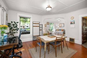 Posezení v ubytování 2BR 1BA Small Town Feel Pets Allowed