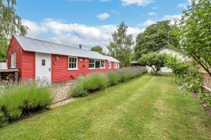 uma casa vermelha e branca com um quintal em The Red Shed Entire home for 2 Private garden and parking 2 miles from Bury St Edmunds em Whepstead