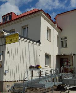 un bâtiment avec un panneau d'hôtel devant lui dans l'établissement Golden Spa Hotell, à Eskilstuna