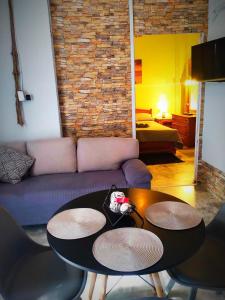 Savvinio Country Apartment في أليكساندروبولي: غرفة معيشة مع طاولة وأريكة