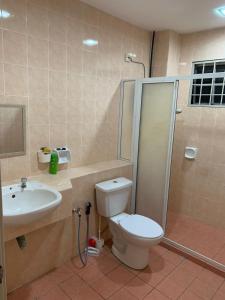 La salle de bains est pourvue d'une douche, de toilettes et d'un lavabo. dans l'établissement SSR 41 SEREMBAN TOWN 4R3B homestay, à Seremban