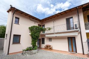 a house with a balcony and a table at Veruskacamere Camera 1 in Somma Lombardo