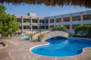 a bridge over a swimming pool in front of a building at Hotel Santa Engracia in Ciudad Valles