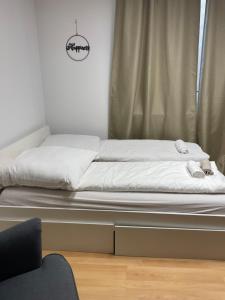 una cama con sábanas blancas en una habitación en SleepWellCologne en Colonia