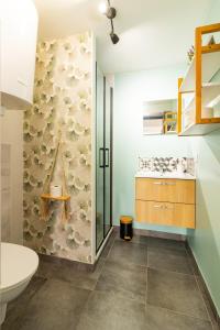 La salle de bains est pourvue de toilettes et d'un lavabo. dans l'établissement LE CAPITAINE Port De Castelnaudary Avec Box, à Castelnaudary