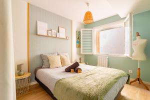 - une chambre avec un lit et une fenêtre dans l'établissement LE CAPITAINE Port De Castelnaudary Avec Box, à Castelnaudary
