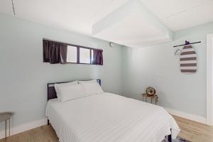 馬可島的住宿－Capri 104，卧室配有白色的床和窗户。