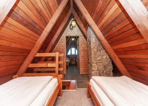 sypialnia z 2 łóżkami na poddaszu w obiekcie Domek Widok w Międzybrodziu Bialskim