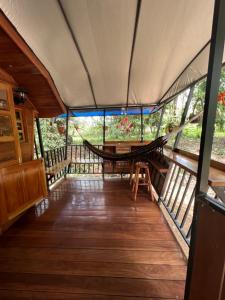 Balkon atau teras di Gypsy Wagons