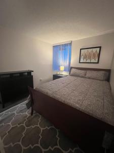 Un dormitorio con una cama grande y una ventana en Urban Retreat with Pool, Sauna, and 18th-Floor Oceanfront Views en North Vancouver