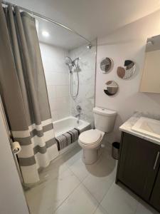 La salle de bains est pourvue de toilettes, d'une douche et d'un lavabo. dans l'établissement Urban Retreat with Pool, Sauna, and 18th-Floor Oceanfront Views, à North Vancouver