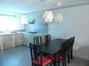 a kitchen with a dining room table and chairs at Aquamarine - Grand Baie - 4 chambres - Piscine in Grand-Baie