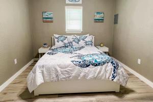 een slaapkamer met een bed en twee nachtkastjes bij Bayalicious in Rockport