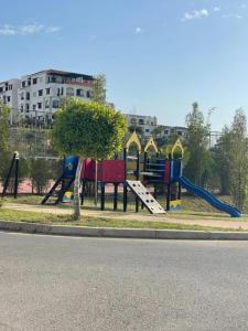 Herní místnost nebo prostor pro děti v ubytování Lilac's garden vue montagnes et jardins