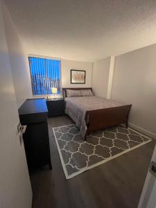 1 dormitorio con cama y ventana grande en Urban Retreat with Pool, Sauna, and 18th-Floor Oceanfront Views, en North Vancouver