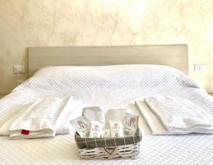 Una cama con toallas y una cesta. en Le Ville Suites, Tivoli City Center! en Tivoli