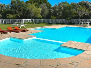 una piscina con 2 sillas y una mesa de picnic en Sea-esta, en Plettenberg Bay