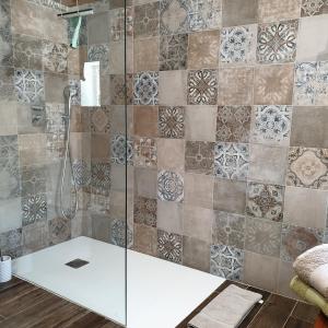 y baño con ducha y puerta de cristal. en Finca Altozano - Private pool - Unique client en Valle de Abdalagís