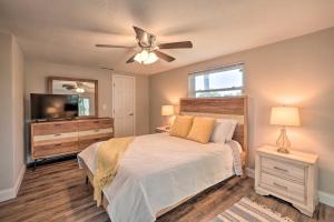 1 dormitorio con 1 cama y ventilador de techo en Beautiful Holiday Home with Dock and Furnished Lanai!, en Holiday