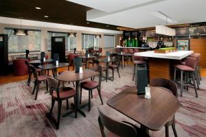 a restaurant with tables and chairs and a bar at Courtyard by Marriott Portland Hillsboro in Hillsboro