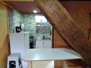 Virtuvė arba virtuvėlė apgyvendinimo įstaigoje Cabañas cunco