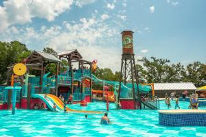 Bazén v ubytování Jellystone Park Tyler nebo v jeho okolí