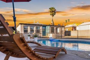 uma piscina com um banco e uma casa em 5 Bd 1940's Oasis - Pool - Lounge - Games em Tucson