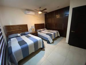 1 dormitorio con 2 camas y ventilador de techo en New House! Excellent to get to know Puerto Peñasco en Puerto Peñasco
