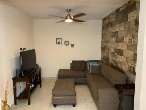 sala de estar con sofá y ventilador de techo en New House! Excellent to get to know Puerto Peñasco en Puerto Peñasco